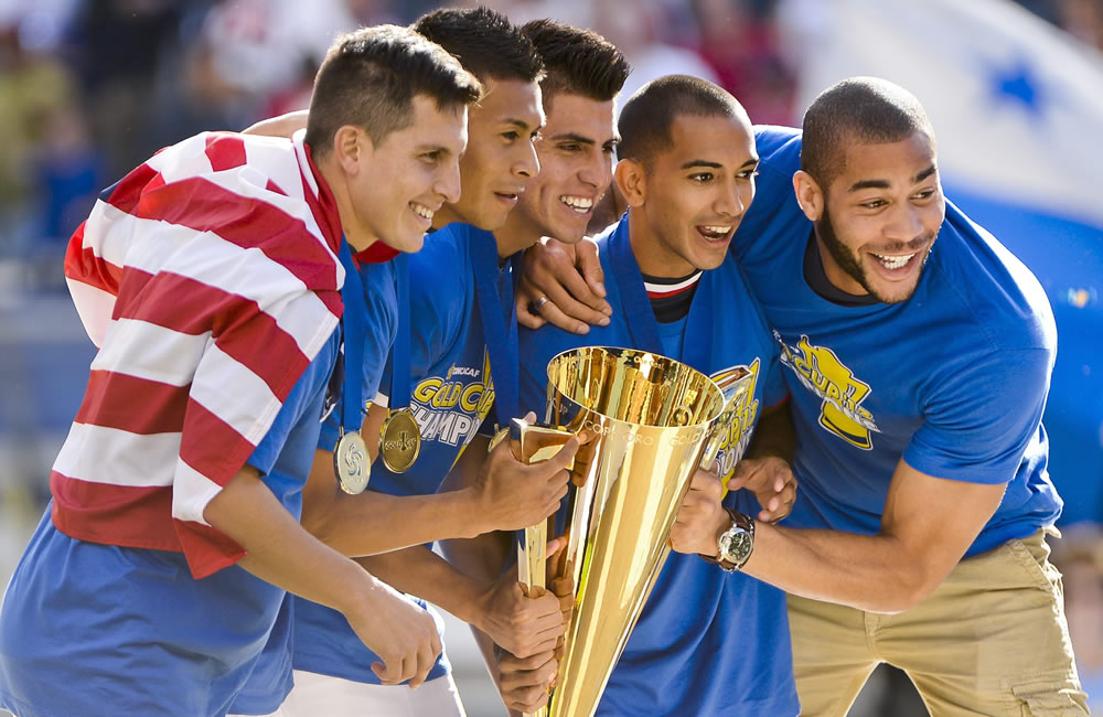 Los jugadores de Estados Unidos celebran con el trofeo de la Copa Oro de la Concacaf. Foto: EFE