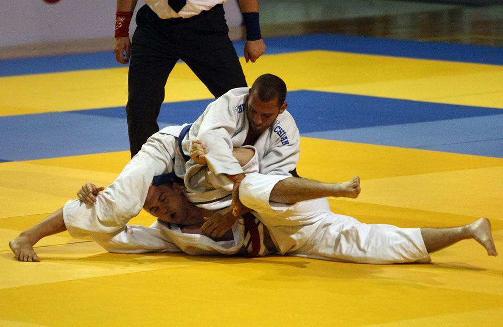 El austríaco Lukasch Franz (abajo) ante el israelí Roy Pariente (arriba) en la competencia de Jiu Jitsu Ne Waza. Foto: EFE