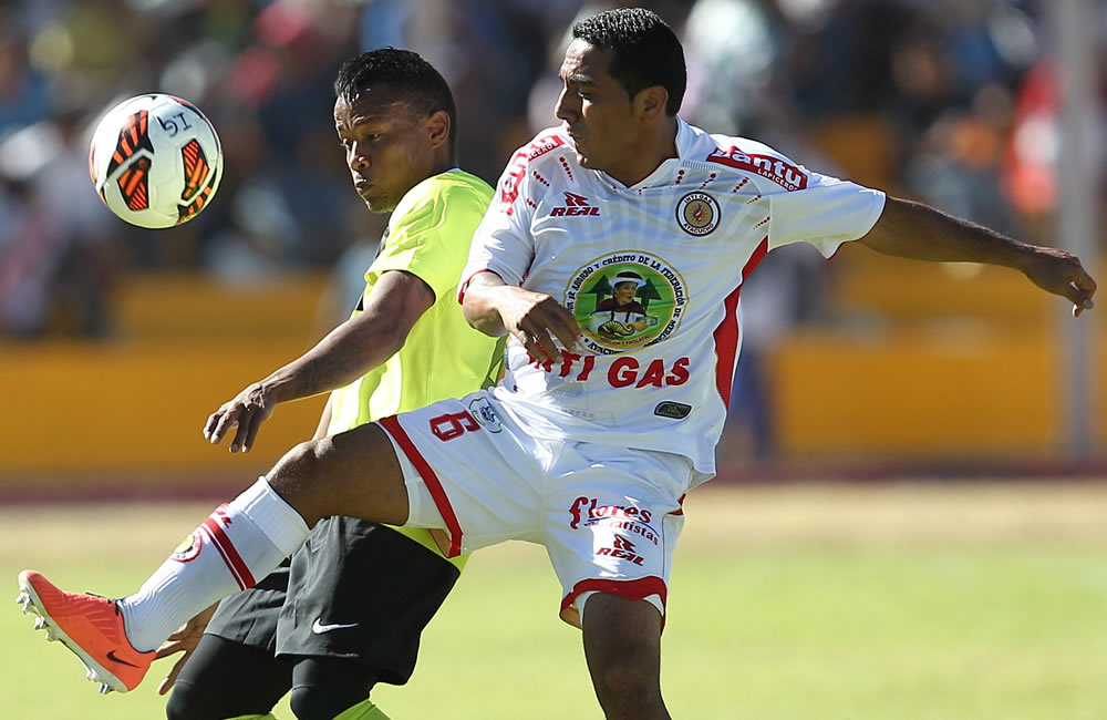 El jugador John Freddy Pajoy (i) del Atlético Nacional de Colombia disputa la pelota con José Corcuera (d) del Inti Gas de Perú. Foto: EFE