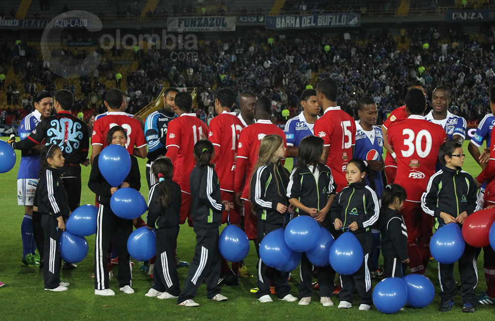 Los jugadores de Millonarios y América se saludan antes del inicio del partido. Foto: Interlatin