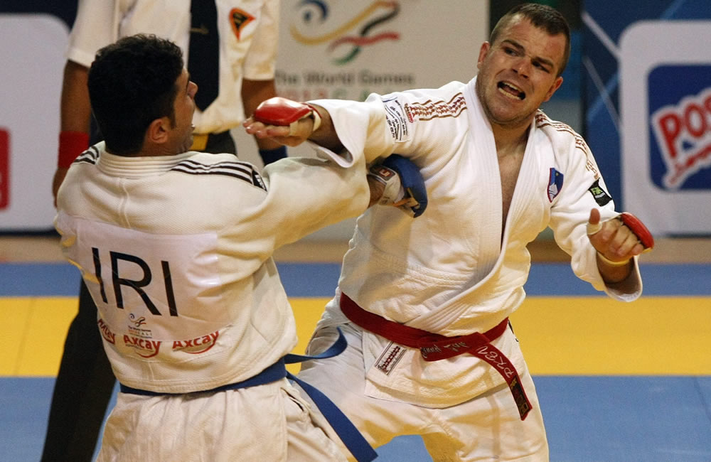 El iraní Mohsen Hamidiaghchay (i) combate con el esloveno Benjamin Lah (d) en la competencia de jiu-jitsu de los Juegos Mundiales. Foto: EFE
