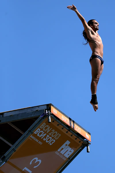 El saltador colombiano Orlando Duque salta desde la plataforma de 27m. Foto: EFE