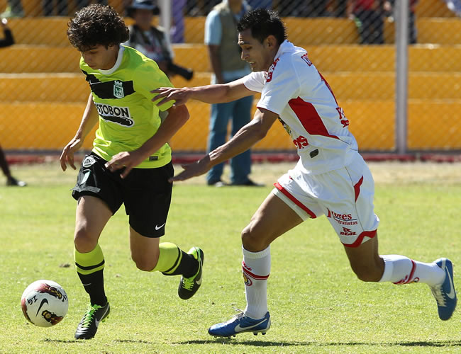 John Stefan Medina (i) del Atlético Nacional disputa el balón con Manuel Corrales (d) de Inti Gas de Perú. Foto: EFE
