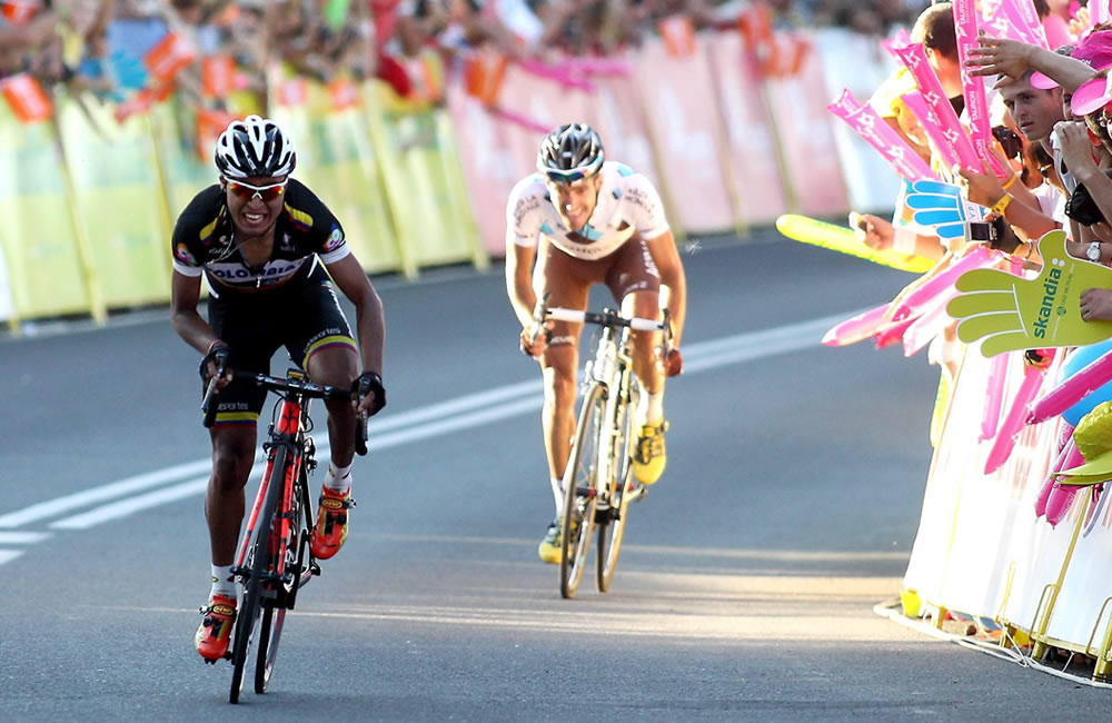 El ciclista colombiano Darwin Atapuma (i) (Colombia), esprinta junto al francés Christophe Riblon (Ag2r), a su llegada a la meta. Foto: EFE