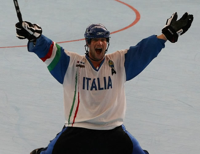Celebración de un jugador de hockey sobre ruedas de Italia. Foto: EFE