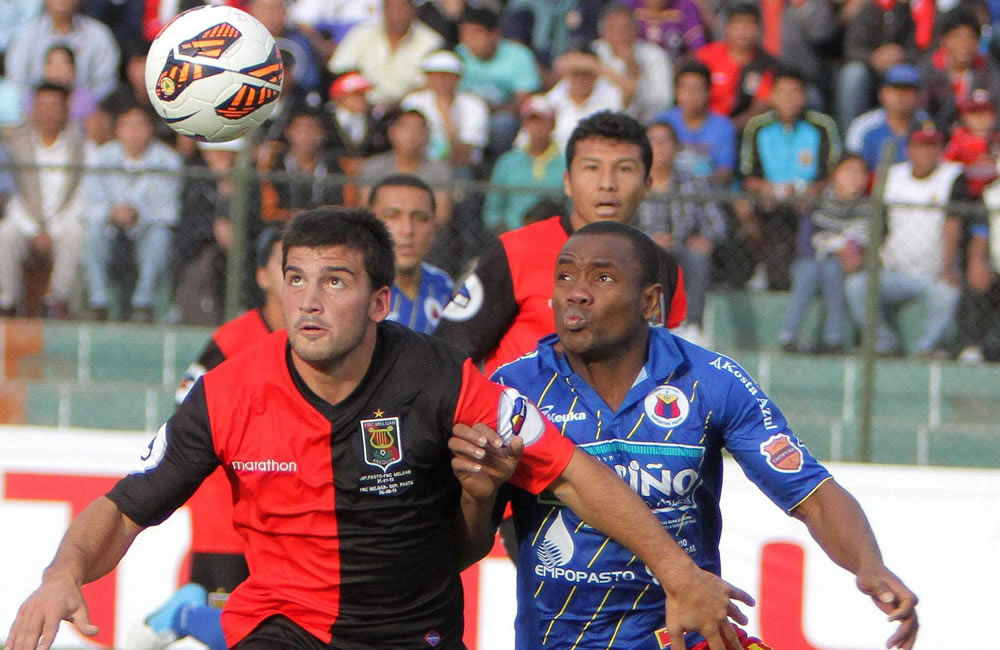 El jugador del Deportivo Pasto Luis Murillo (d) disputa el balón con el jugador del Melgar de Arequipa Bernardo Tuesta (I). Foto: EFE