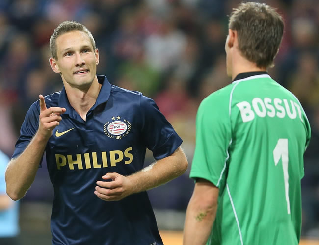 Tim Matavz (i) del PSV Eindhoven celebra su gol ante Sammy Bossut (d) del Zulte Waregem. Foto: EFE