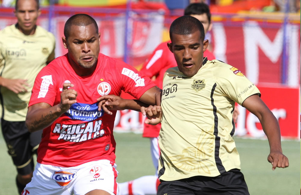 El jugador del Juan Aurich de Perú Daniel Arizmendi (i) disputa el balón con Fabio Rodríguez del Itagüí. Foto: EFE