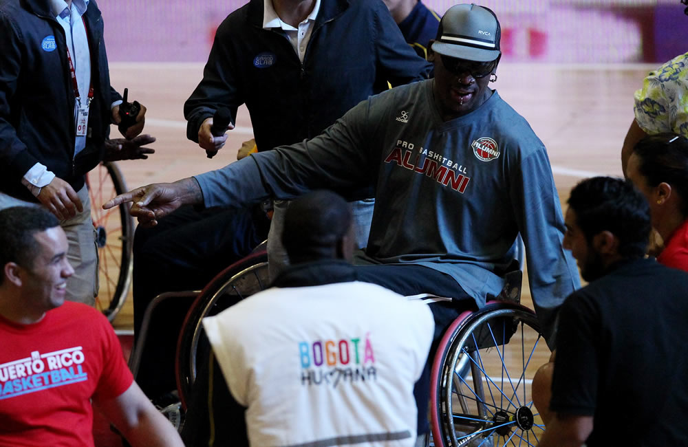 El jugador del equipo de baloncesto Leyendas de la NBA Dennis Rodman (c) juega en una silla de ruedas antes de un partido de exhibición ante Piratas de Bogotá. Foto: EFE