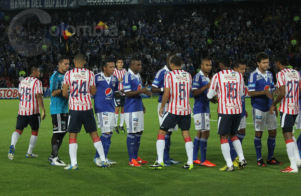 Saludo protocolario entre los jugadores de Millonarios y Junior de Barranquilla. Foto: Interlatin
