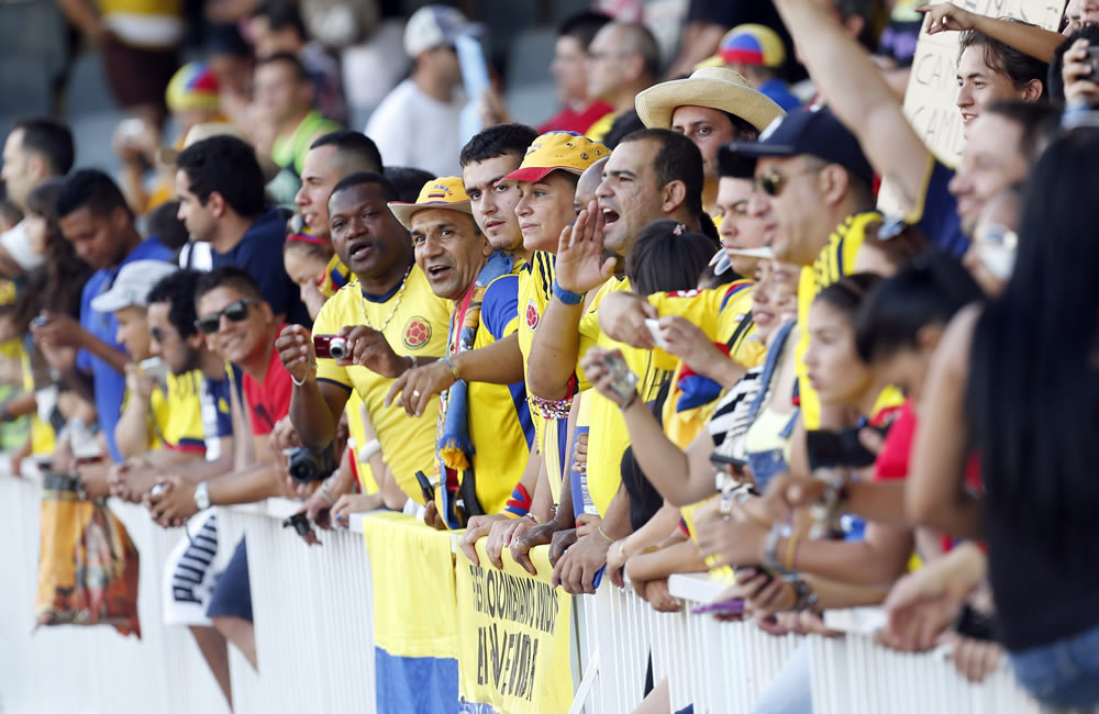 Aficionados de Colombia en el Mini Estadi de Barcelona. Foto: EFE