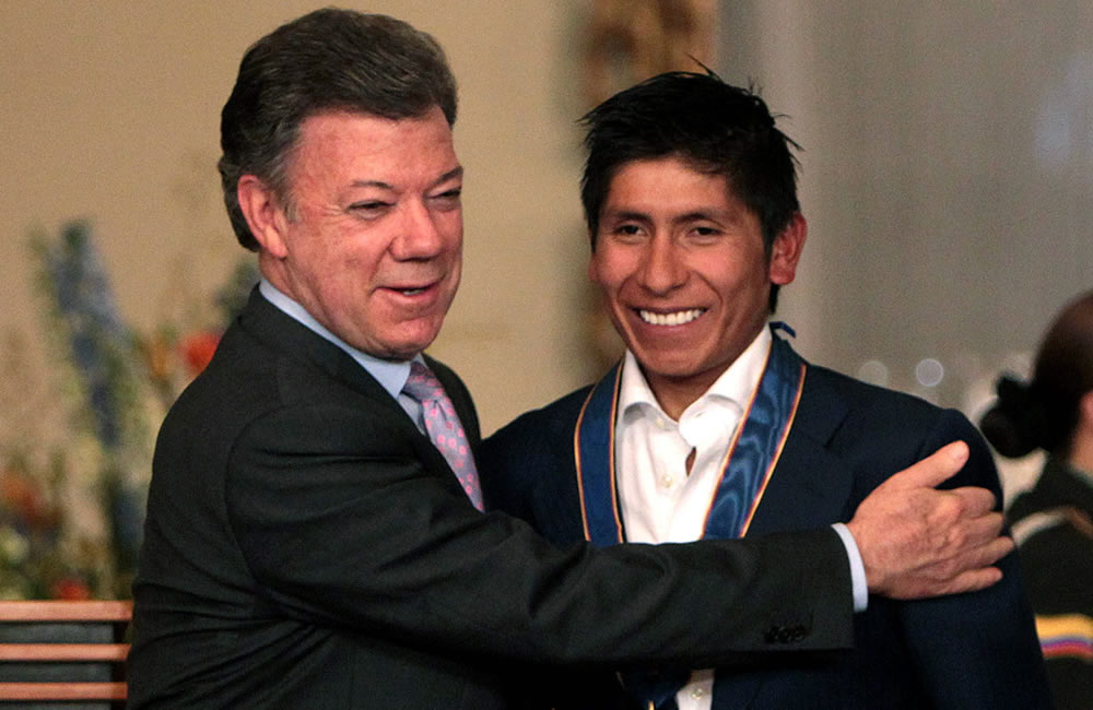 El presidente de Colombia, Juan Manuel Santos (i) abraza al ciclista Nairo Quintana (d). Foto: EFE