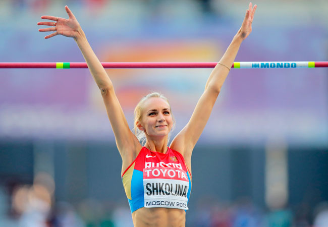 Svetlana Shkolina celebra el salto que le dio el oro en los Mundiales de Atletismo que se celebran en Moscú. Foto: EFE