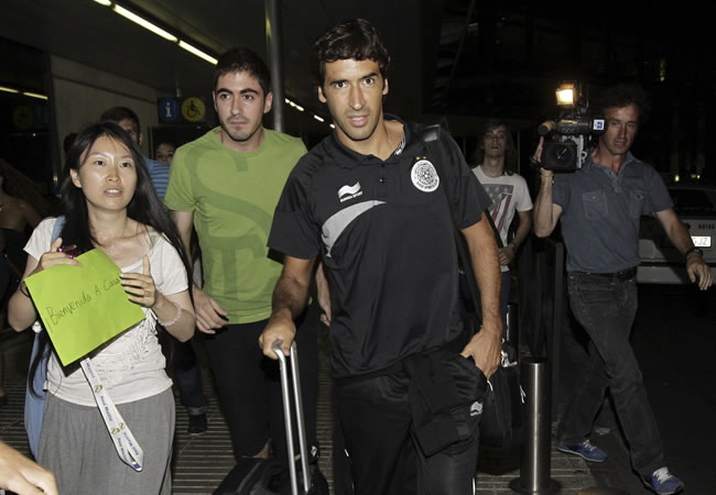 El delantero del Al Sadd, Raúl González, a su llegada al aeropuerto de Barajas, en Madrid. Foto: EFE