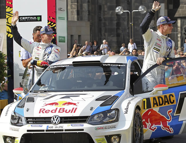 El piloto finlandés Jari-Matti Latvala (d) y su copiloto Miikka Anttila participan en el Rally de Alemania. Foto: EFE