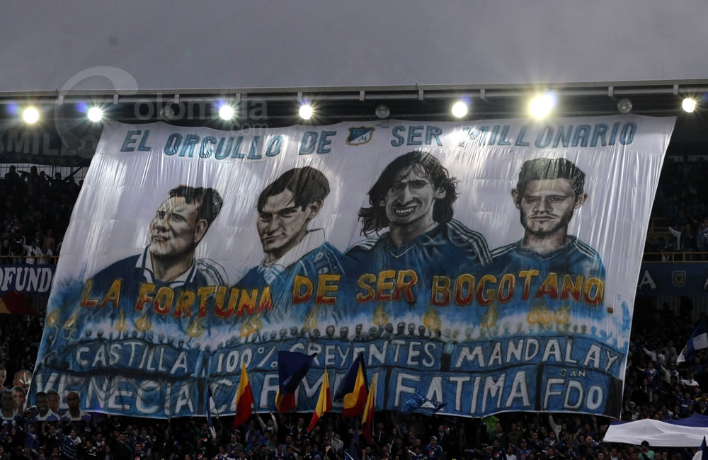 Los aficionados de Millonarios exhiben una bandera en el estadio El Campín. Foto: Interlatin