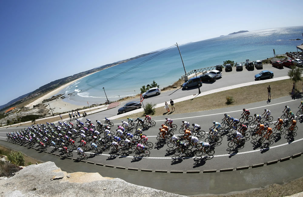 El pelotón durante la tercera etapa de la Vuelta Ciclista a España que ha transcurrido entre Vigo y en el alto del Mirador de Lobeira. Foto: EFE