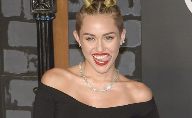 Miley Cyrus solivianta a familias en EE.UU. como provocadora sexual en MTV. Foto: EFE