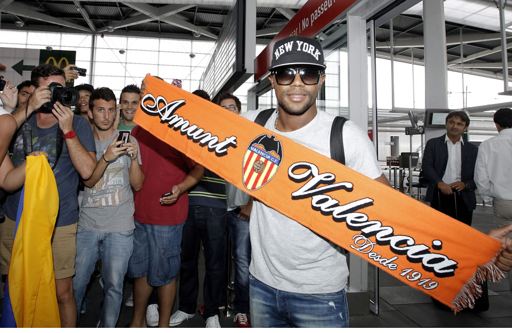 El jugador colombiano Dorlan Pabón, en su llegada a la estación del AVE de Valencia. Foto: EFE
