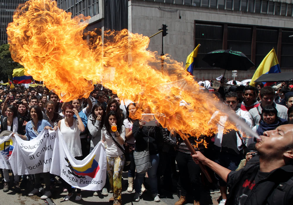 La Policía colombiana dispersó con gases lacrimógenos y chorros de agua a miles de manifestantes que se habían congregado en la Plaza de Bolívar. Foto: EFE