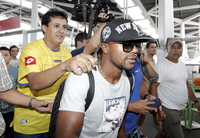 El jugador colombiano Dorlan Pabón a su llegada a la estación del AVE de Valencia. Foto: EFE