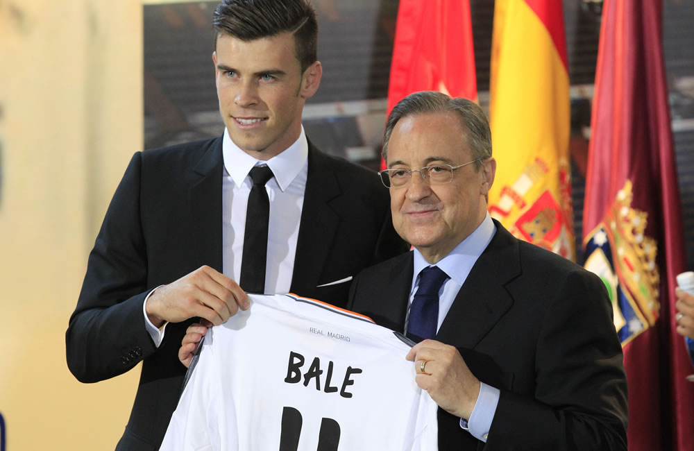 El presidente del Real Madrid, Florentino Pérez,d, y Gareth Bale, durante la presentación del galés, hasta ahora jugador del Tottenham. Foto: EFE