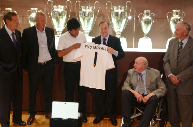 El presidente de Bolivia, Evo Morales recibe de manos del presidente del Real Madrid, Florentino Pérez, una camiseta con su nombre, en la visita que realizo a la sede de esa institución en España. Foto: ABI