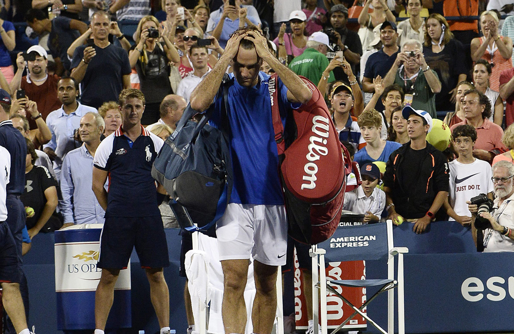 Roger Federer de Suiza reacciona mientras abandona la cancha tras perder un partido contra Tommy Robredo en los octavos de final del US Open. Foto: EFE