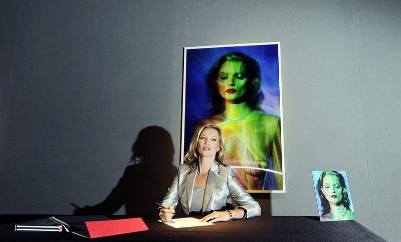 La modelo británica Kate Moss durante la presentación de la subasta de Christie's. Foto: EFE