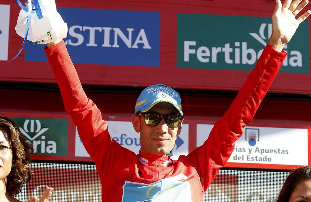 El ciclista italiano Vincenzo Nibali (Astana) con el maillot rojo de líder de la general, tras disputar la undécima etapa de la Vuelta a España. Foto: EFE