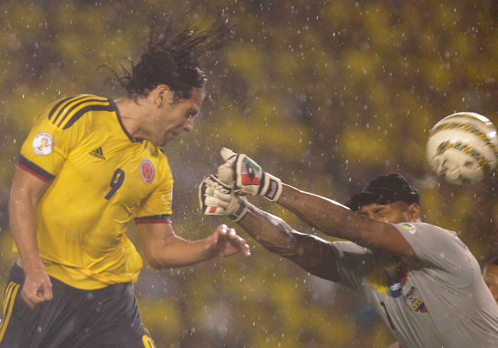 El jugador de Colombia Radamel García (i) disputa el balón con Máximo Banguera de Ecuador. Foto: EFE