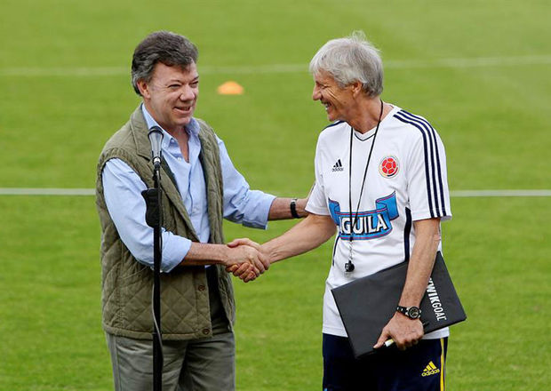 El presidente de Colombia, Juan Manuel Santos (i), estrecha la mano del entrenador argentino, José Pekerman (d). Foto: EFE