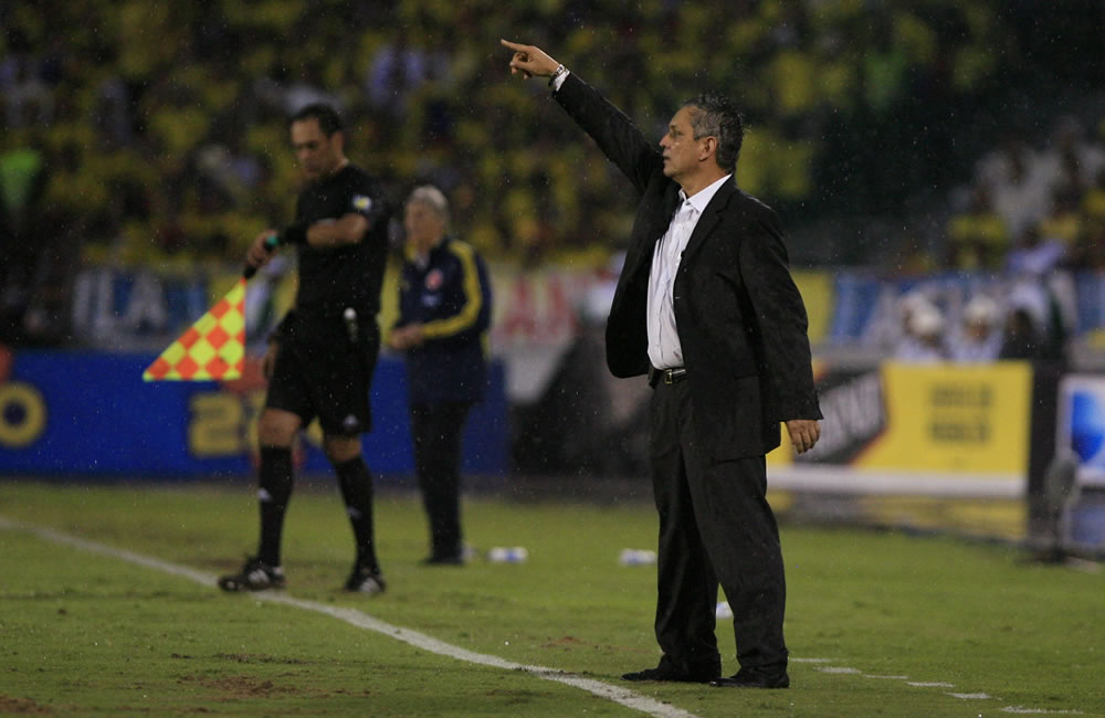 El DT de la selección de Ecuador, Reinaldo Rueda, da instrucciones a su equipo ante Colombia durante un partido parte de la eliminatoria sudamericana. Foto: EFE