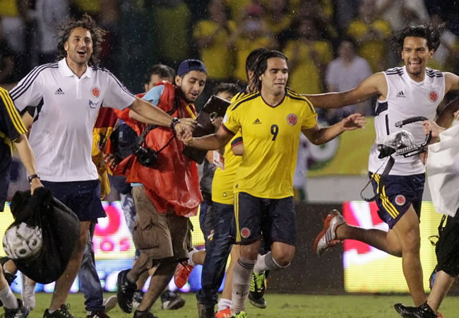 Los jugadores de la Selección Colombiana de Fútbol celebran su triunfo ante Ecuador. Foto: EFE
