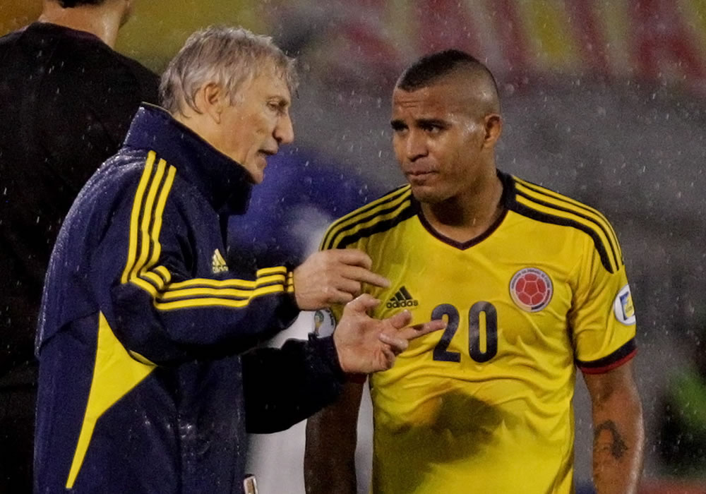 El DT de la Selección Colombiana de Fútbol, José Pékerman (i), habla con su jugador Mac Nelly Torres (d), durante su partido ante Ecuador. Foto: EFE