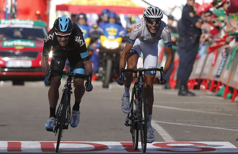 El ciclista francés del Argos Warren Barguil (d), se impone al colombiano del Sky Rigoberto Urán (i), en la decimosexta etapa de la Vuelta a España. Foto: EFE