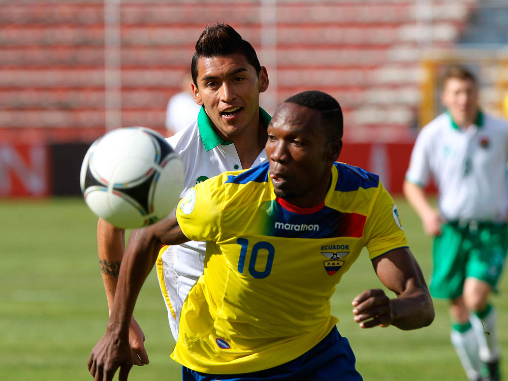 El jugador de Bolivia Rudy Cardozo, marca al ecuatoriano Walter Ayoví. Foto: EFE