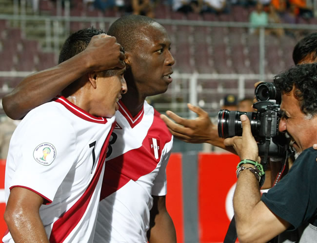 El jugador de Perú Paolo Hurtado (i) celebra su gol ante Venezuela. Foto: EFE