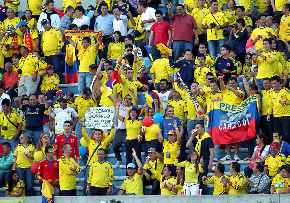 Seguidores de la selección de fútbol de Colombia apoyan a su equipo antes de jugar contra Uruguay. Foto: EFE