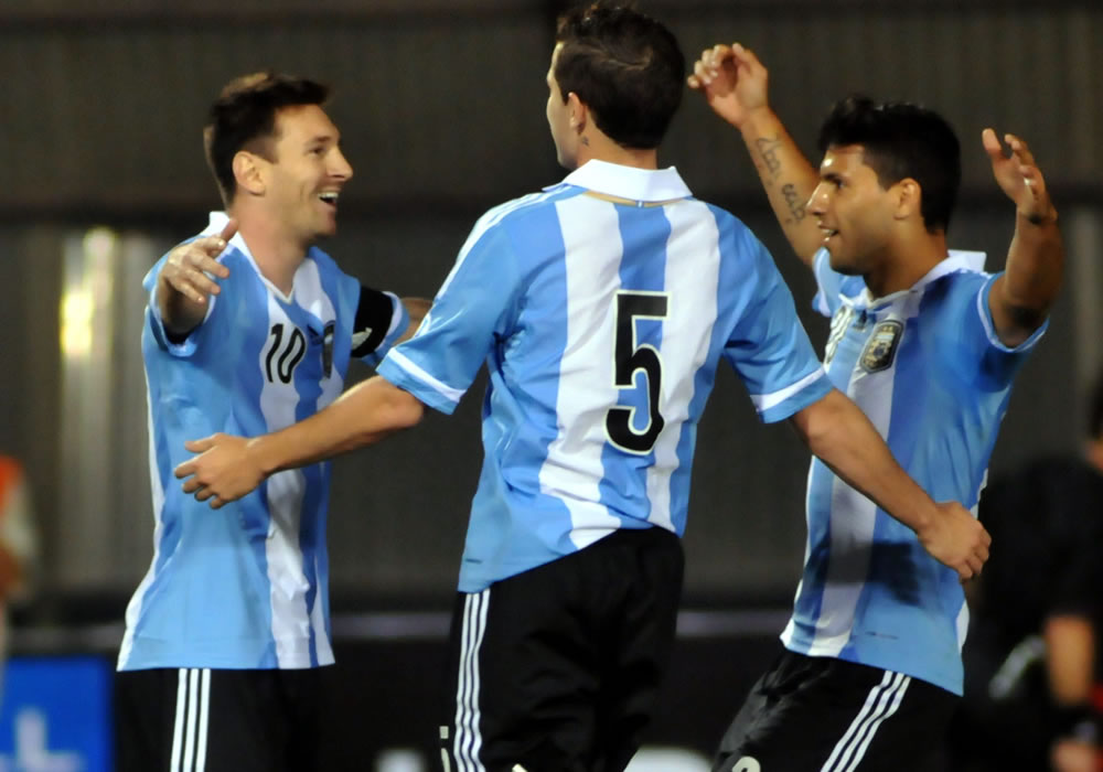 Leol Messi (i) de Argentina celebra un gol ante Paraguay con sus compañeros de equipo. Foto: EFE