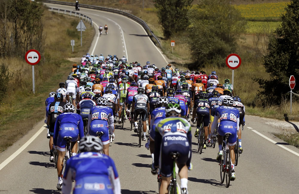 El pelotón de ciclistas durante la 18ª etapa de la Vuelta Ciclista a España. Foto: EFE