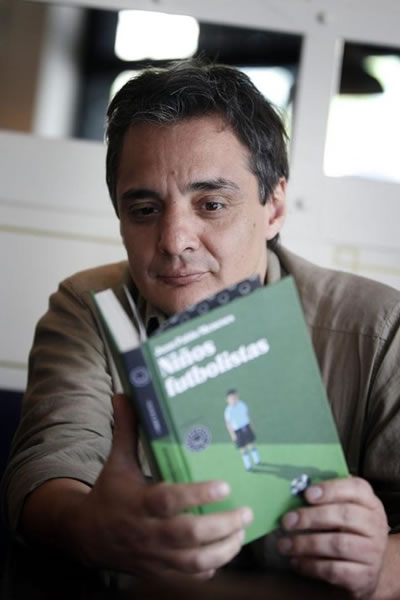 Juan Pablo Meneses, autor del libro "Niños futbolistas". Foto: EFE