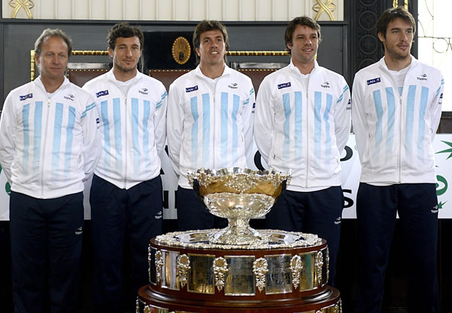 Los integrantes del equipo argentino de la Copa Davis, Martín Jaite (capitán), Juan Mónaco, Carlos Berlocq, Horacio Zeballos y Leonardo Mayer. Foto: EFE