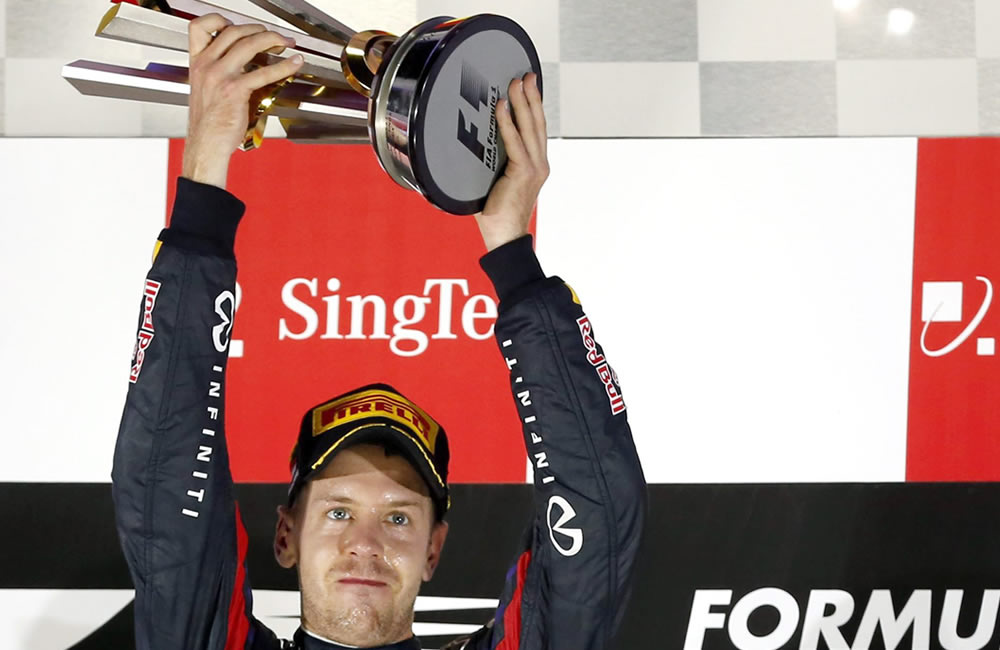 El piloto alemán Sebastián Vettel se coronó campeón del Gran Premio de Singapore. Foto: EFE