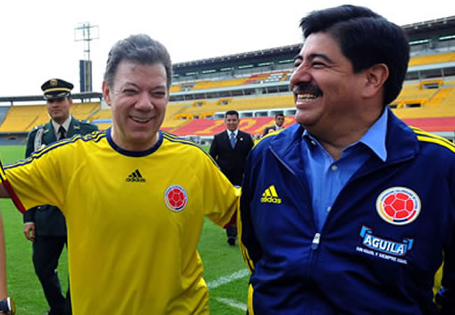 El presidente de Colombia, Juan Manuel Santos (i), junto al presidente de la Federación Colombiana de Fútbol, Luis Bedoya (d). Foto: EFE
