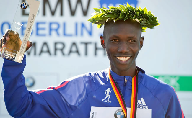 Wilson Kipsang le arrebata a Makau el récord del mundo de maratón en Berlín. Foto: EFE
