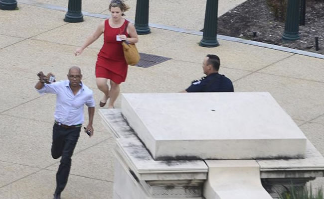 Agentes del Servicio Secreto estadounidense y otras autoridades permanecen frente de la Casa Blanca tras tiroteo. Foto: EFE