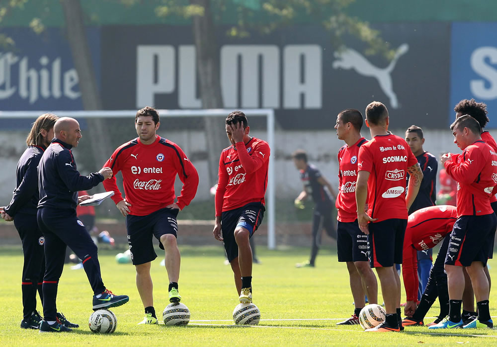 El director técnico de la selección nacional de Chile, el argentino Jorge Sampaoli (i), da instrucciones a sus jugadores. Foto: EFE