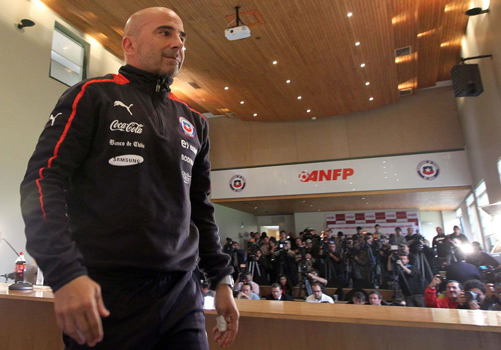 Foto cedida por ANFP, del DT de la selección nacional de Chile, Jorge Sampaoli, tras rueda de prensa. Foto: EFE