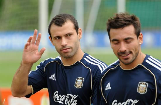 Los jugadores de la selección Argentina de fútbol Javier Mascherano (i) y Ezequiel Lavezzi. Foto: EFE